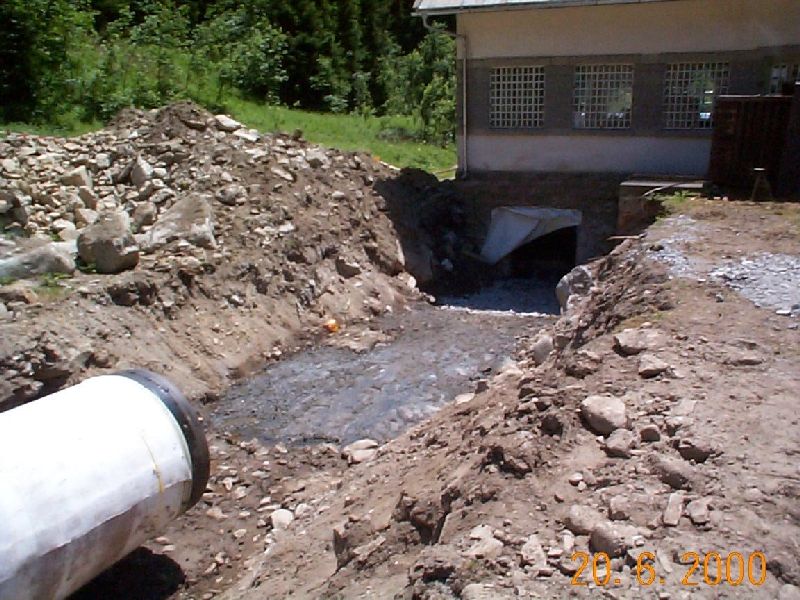 Leitungstrasse vor Maschinenhaus.jpg